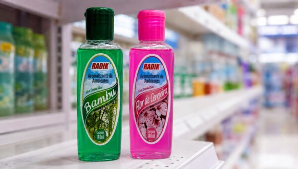 Aromatizadores Radik posicionados em corredor de supermercado para marketing olfativo no ponto de venda